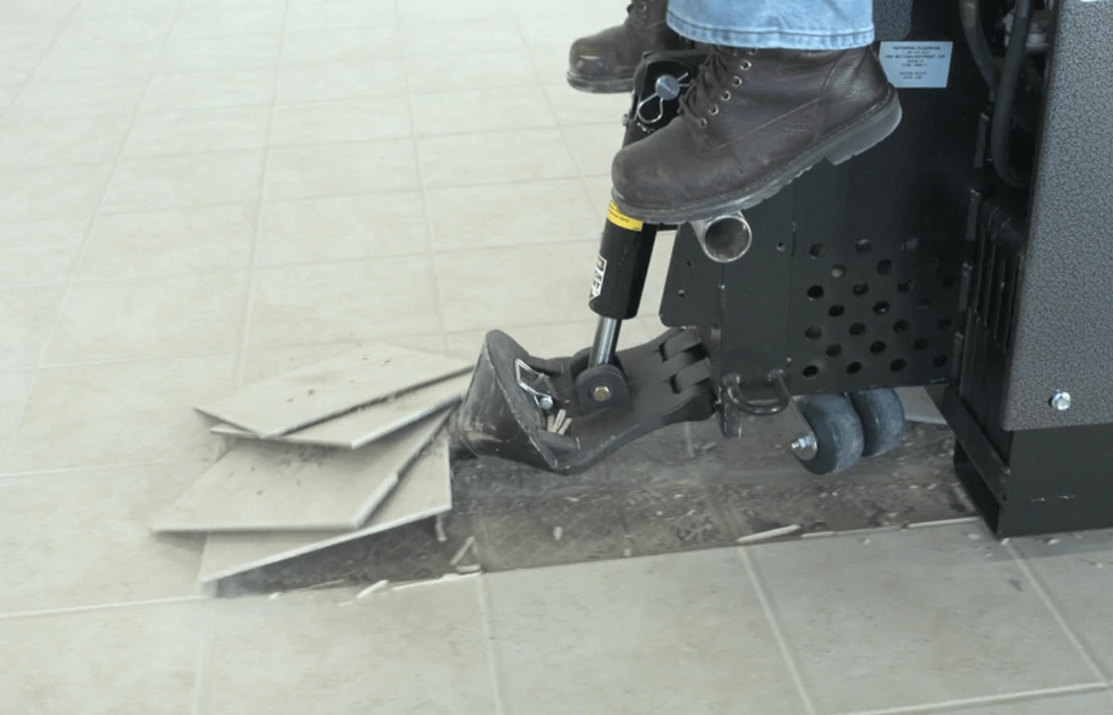 National 5700DL (Dual-Lift) Ride-On Floor Scraper - Image 2